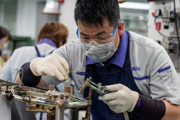 Un artisan soudant des pièces en métal avec de la soudure sans plomb.