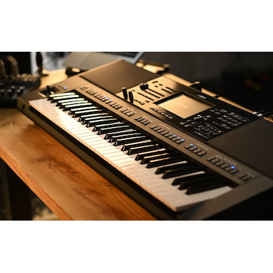Photo of Yamaha Arranger Workstation PSR-SX920 on a desk.