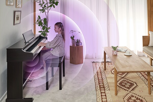 Ondes sonores se diffusant à partir d'un piano ARIUS dans un salon.
