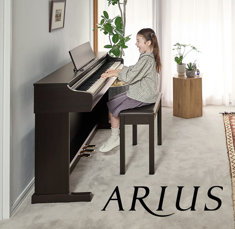 Une jeune fille jouant sur un piano numérique ARIUS chez elle, faisant preuve d'une musicalité croissante et d'une expression émotionnelle plus profonde.