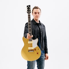 Chris Buck présentant fièrement sa guitare Revstar RS02CB Signature