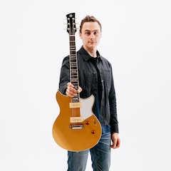 Chris Buck présentant fièrement sa guitare Revstar RS02CB Signature