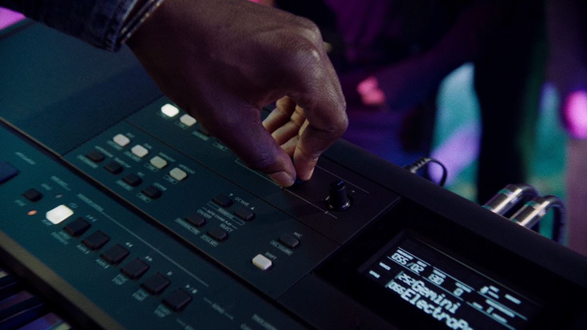 Personne utilisant le bouton Live Control du PSR-E583