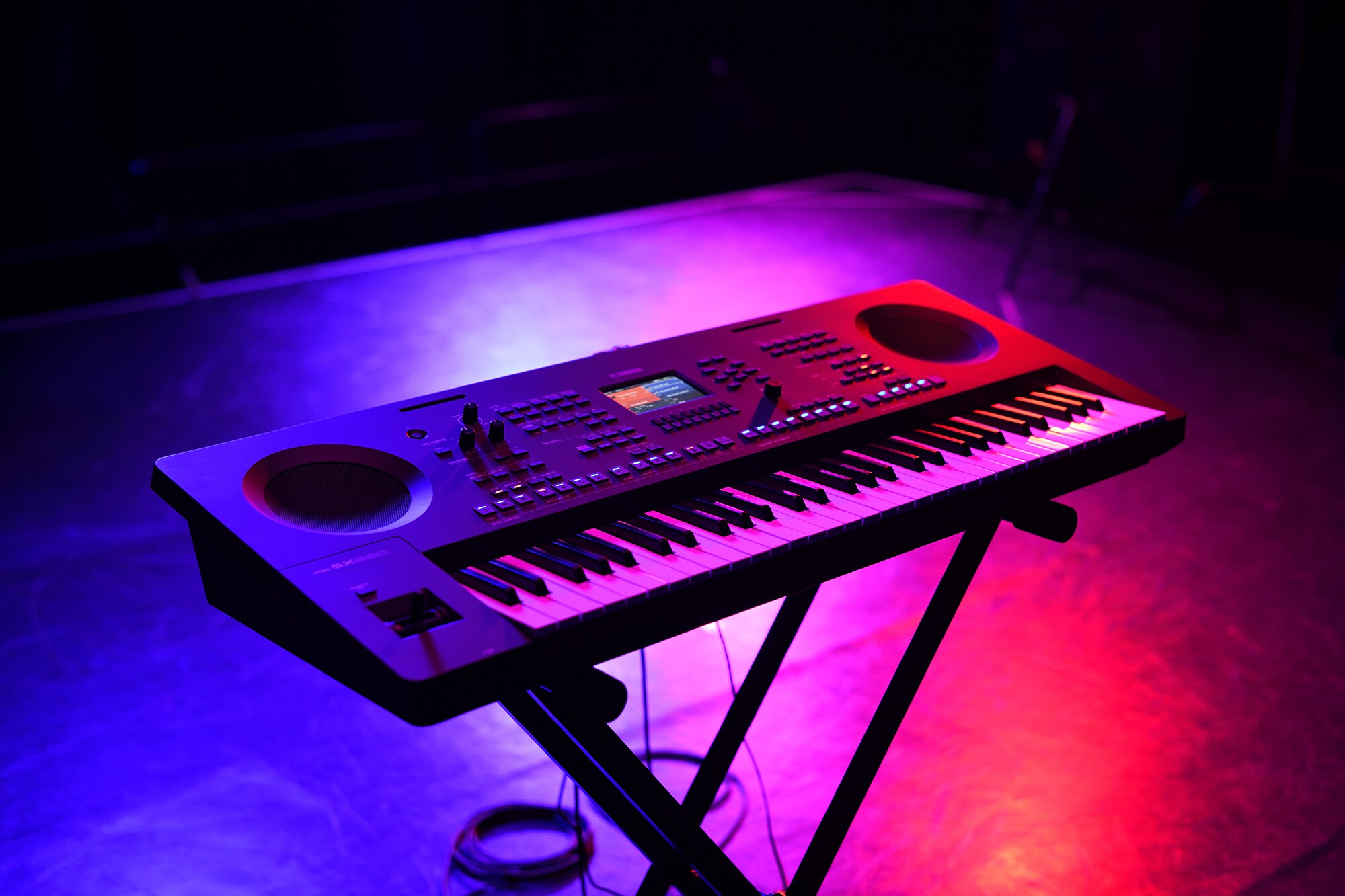 Un clavier sur un stand sous les projecteurs de scène