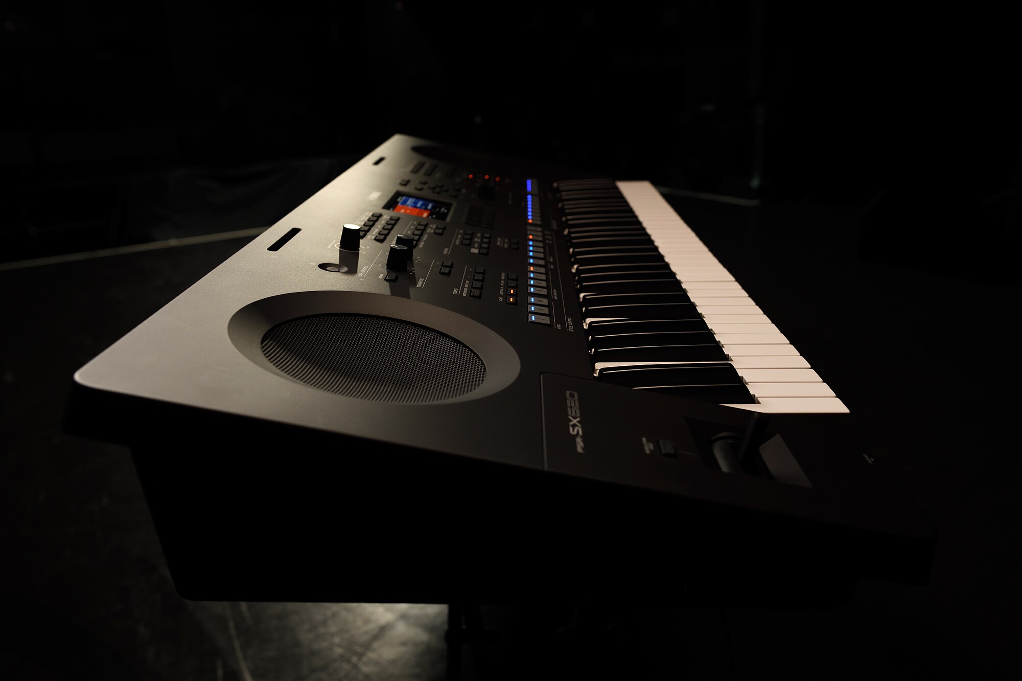 Un clavier sur un stand sous les projecteurs de scène