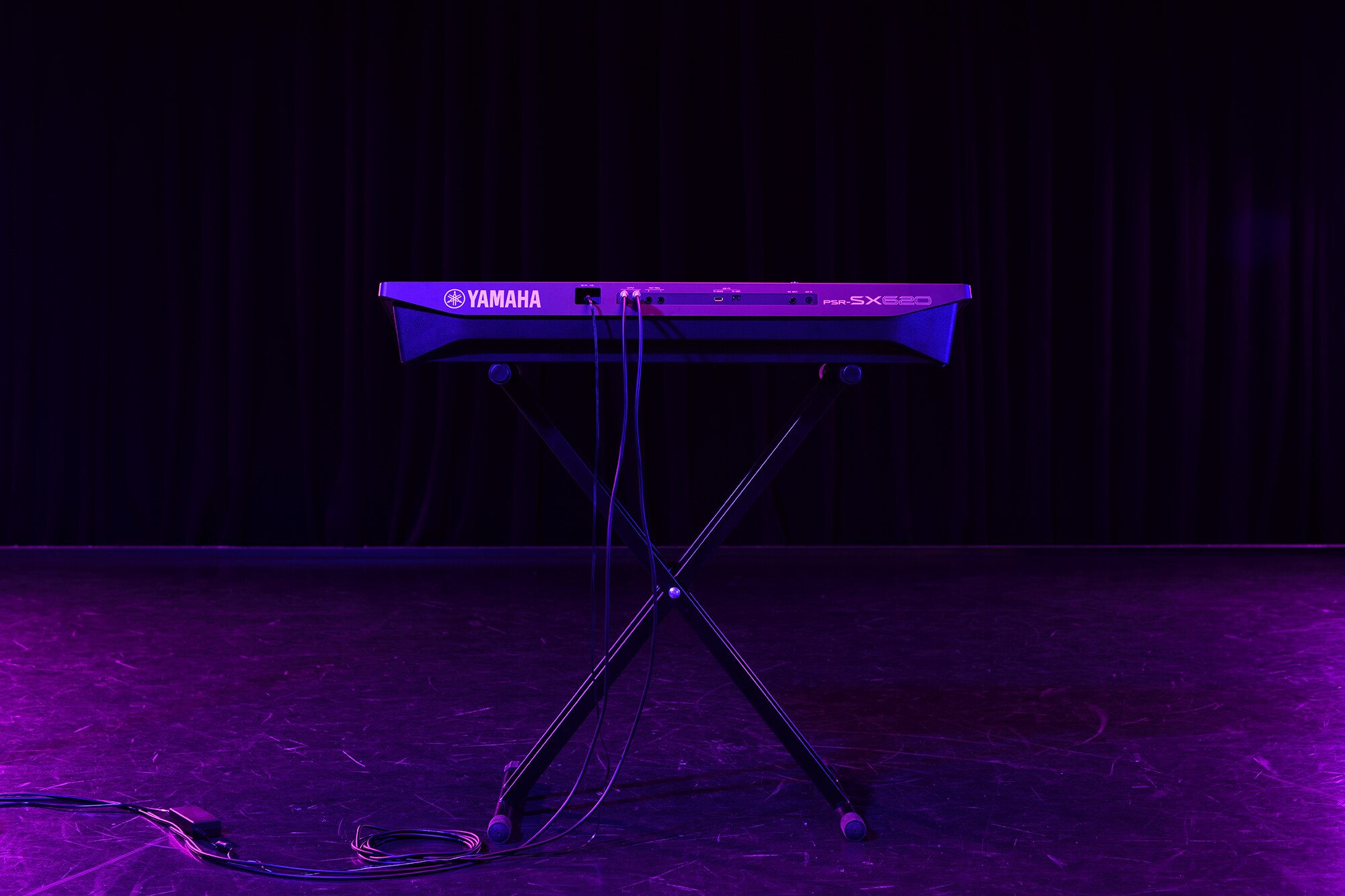 Un clavier sur un stand sous les projecteurs de scène