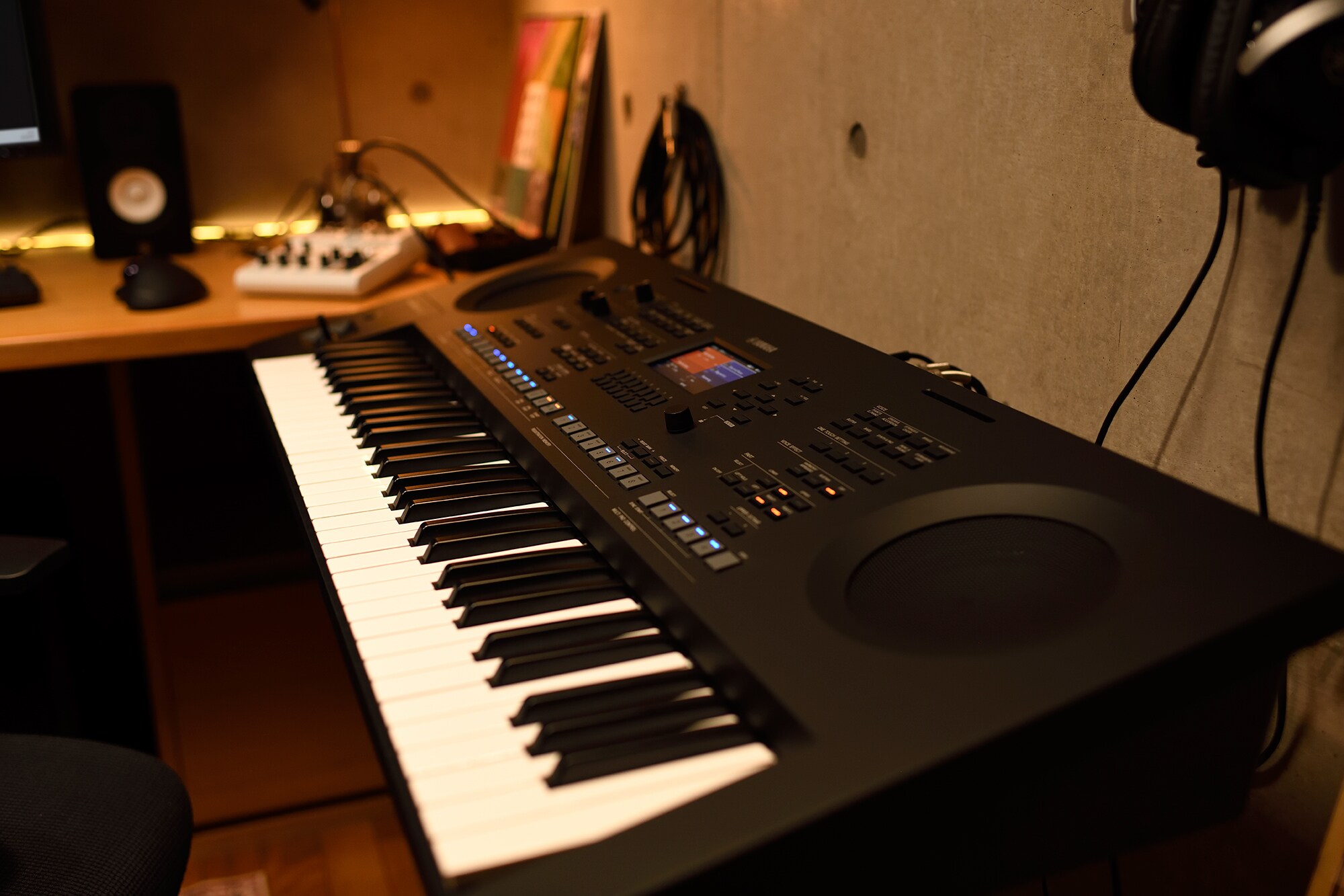 Un espace de création musicale à domicile avec un ordinateur et un clavier
