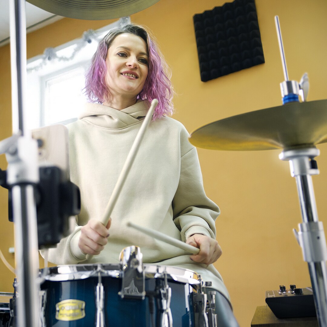 Batteur jouant tout en effectuant le monitoring d'un mix de batterie enrichi créé avec Yamaha EAD20.