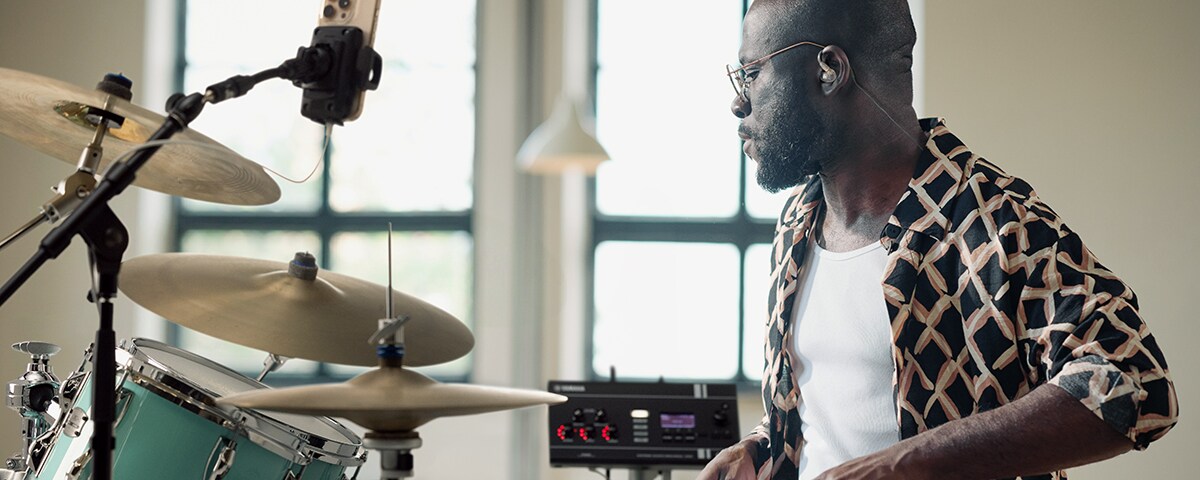 Batterie acoustique connectée à Yamaha EAD20 pour l'entraînement avec des pistes d'accompagnement, des pistes de clic et le monitoring.