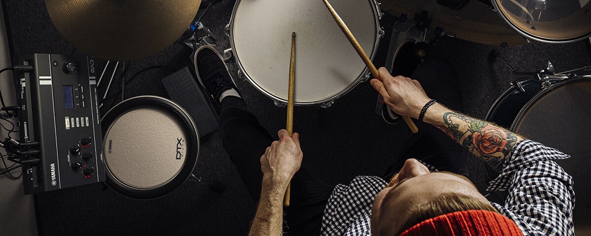 Batteur utilisant Yamaha EAD20 pendant une performance pour le contrôle du son en temps réel et le monitoring personnel.