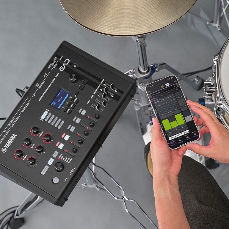 Scène présentant l'utilisation de l'EAD50 avec son application dédiée