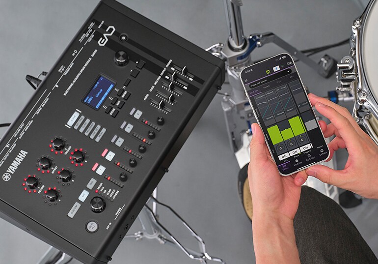 Un utilisateur contrôlant l'EAD50 à l'aide de l'application EAD Touch