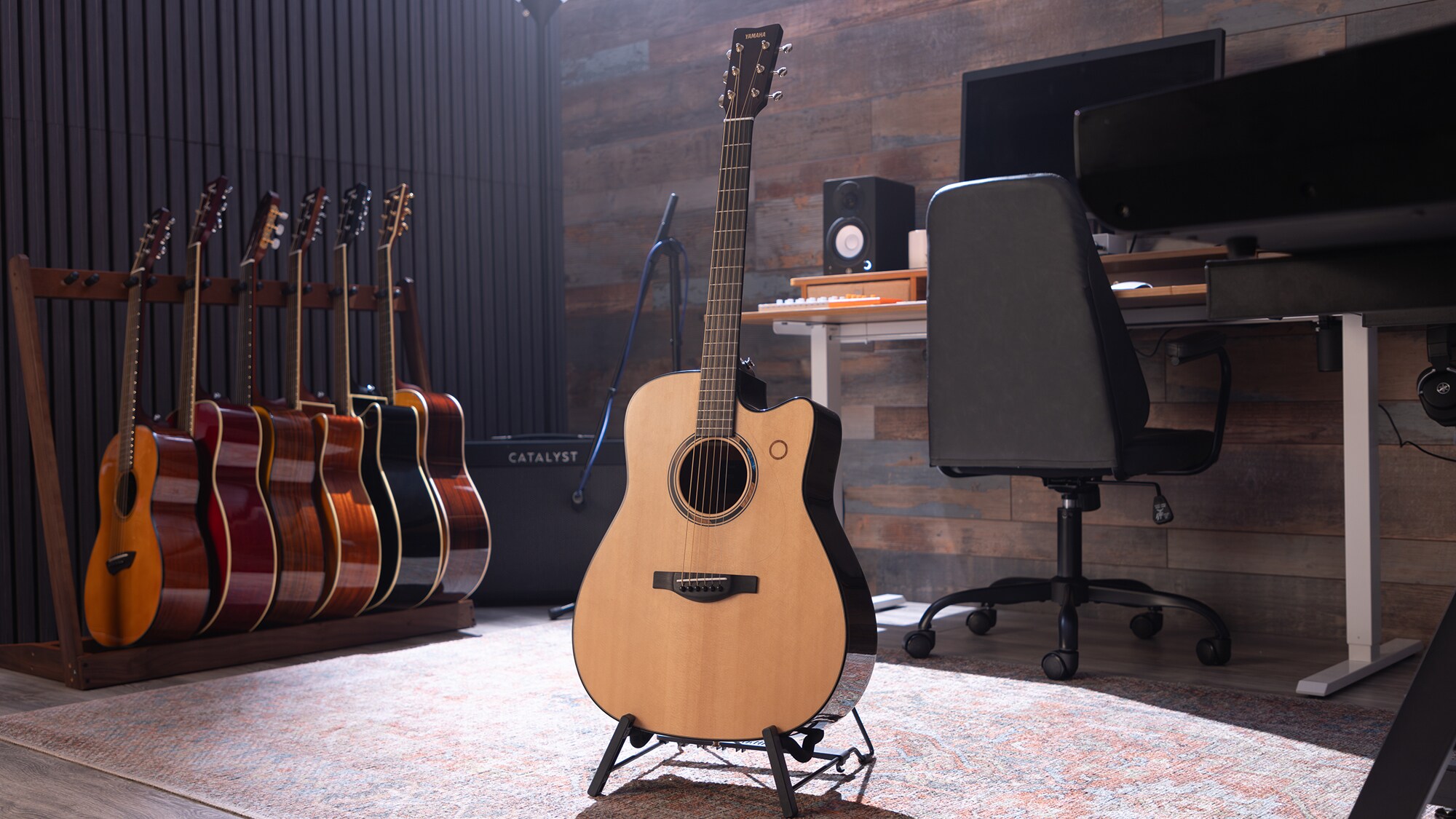 Une guitare acoustique TAG3 C placée au centre d'un home studio