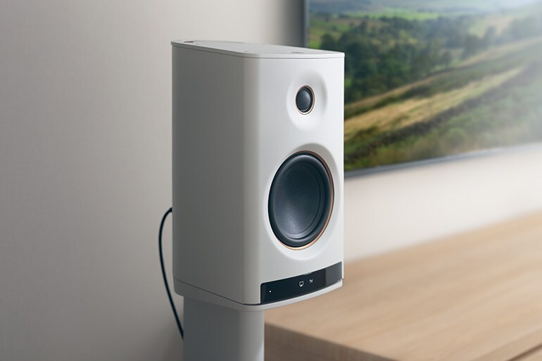 Gros plan de l'enceinte NX‑70A à côté d'un téléviseur