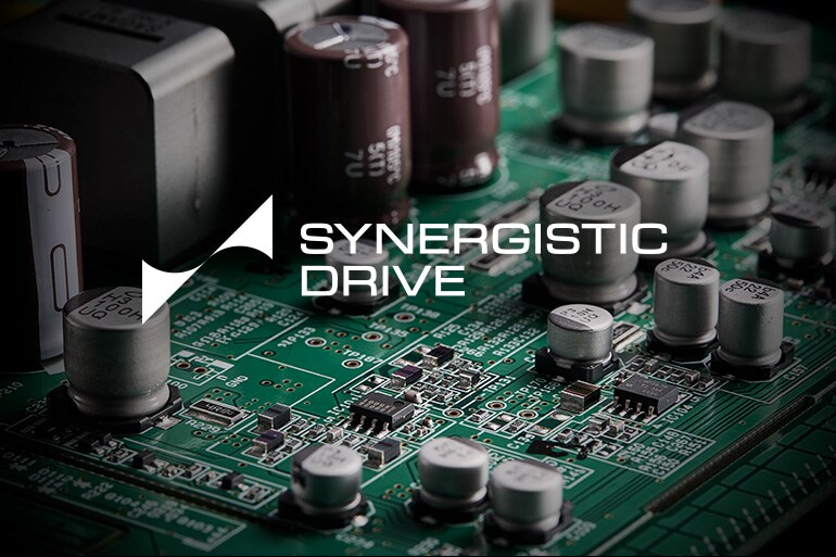 Circuit d'amplification interne du NX‑70A et logo Synergistic Drive