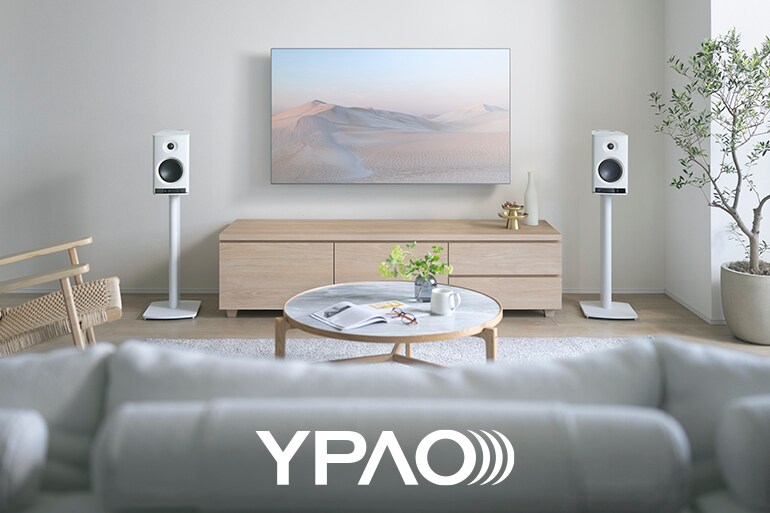 Le NX-70A placé au premier plan et le logo YPAO
