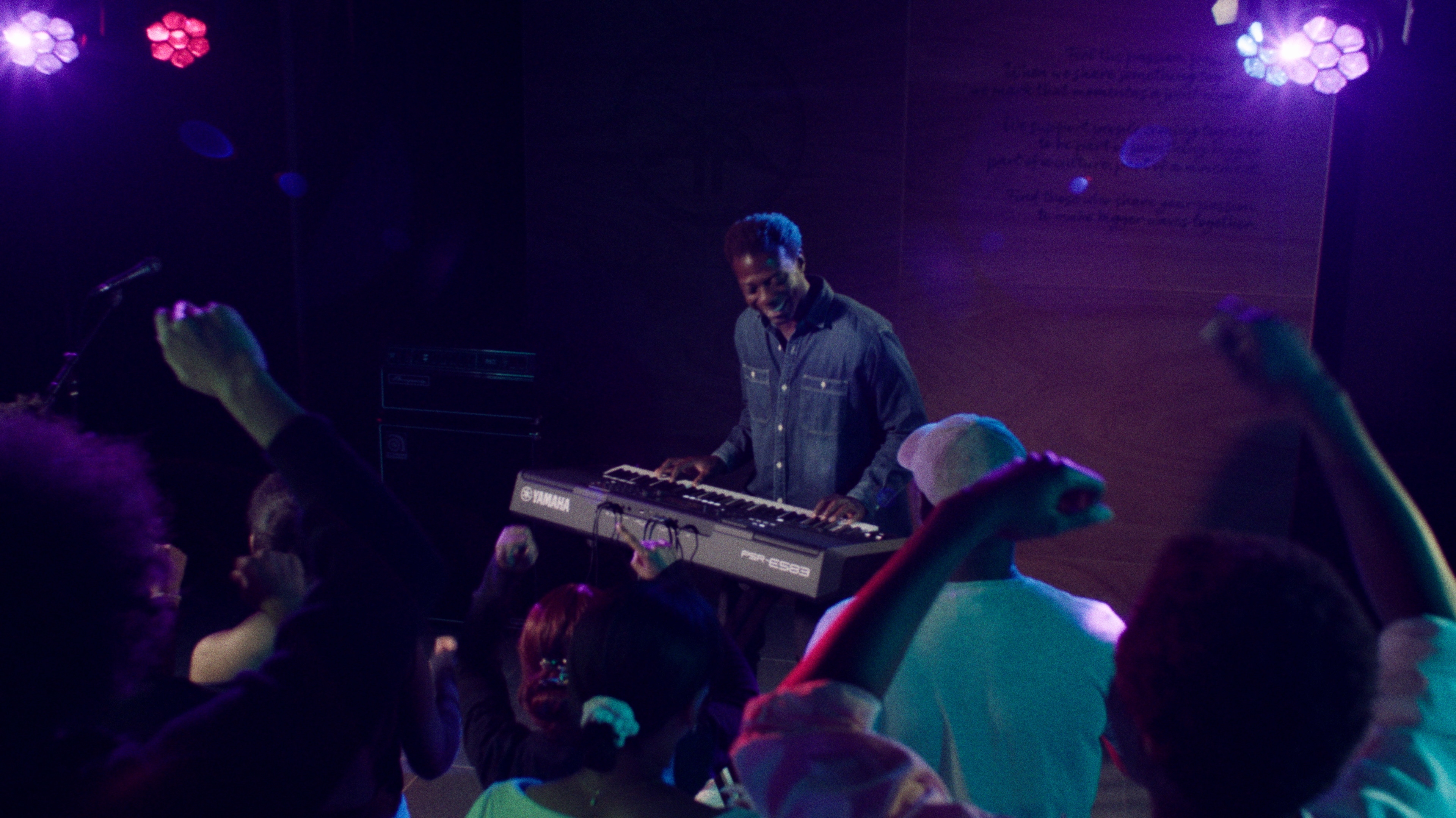 Personne jouant sur un clavier portable Yamaha PSR-E583 avec un casque audio