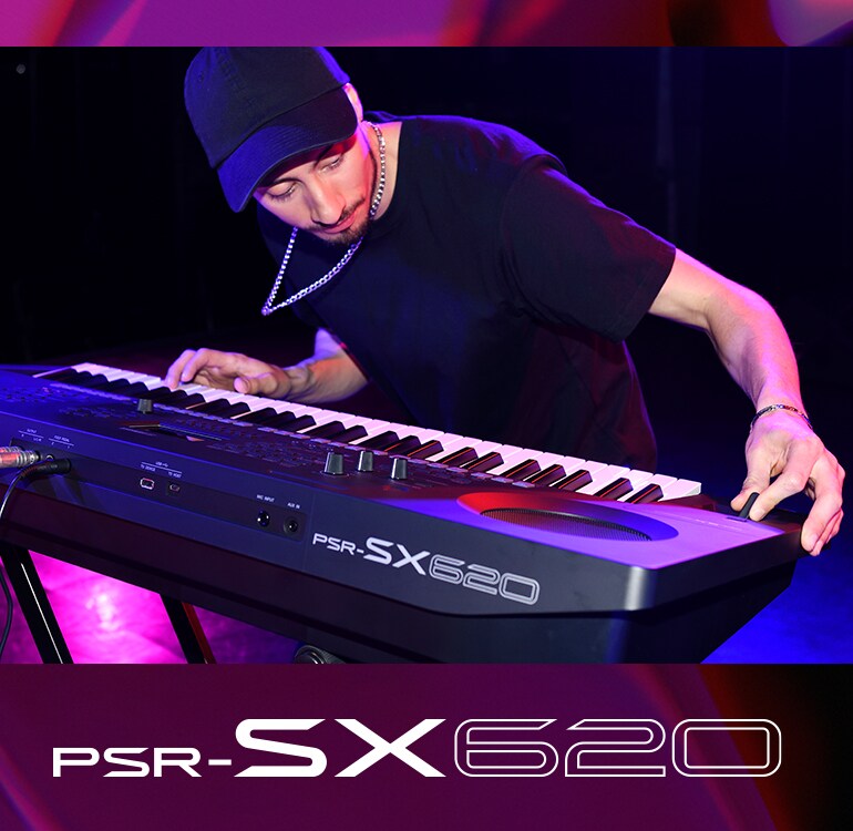 Un musicien jouant sur un clavier PSR-SX620 sur scène.