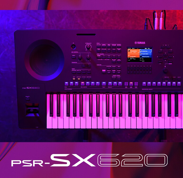 Vue de dessus d'un clavier PSR-SX620 sous les projecteurs de scène.