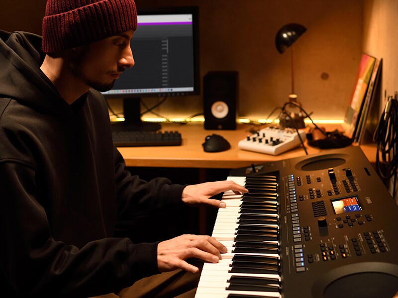 Une personne jouant sur un clavier PSR-SX620 dans un home studio.