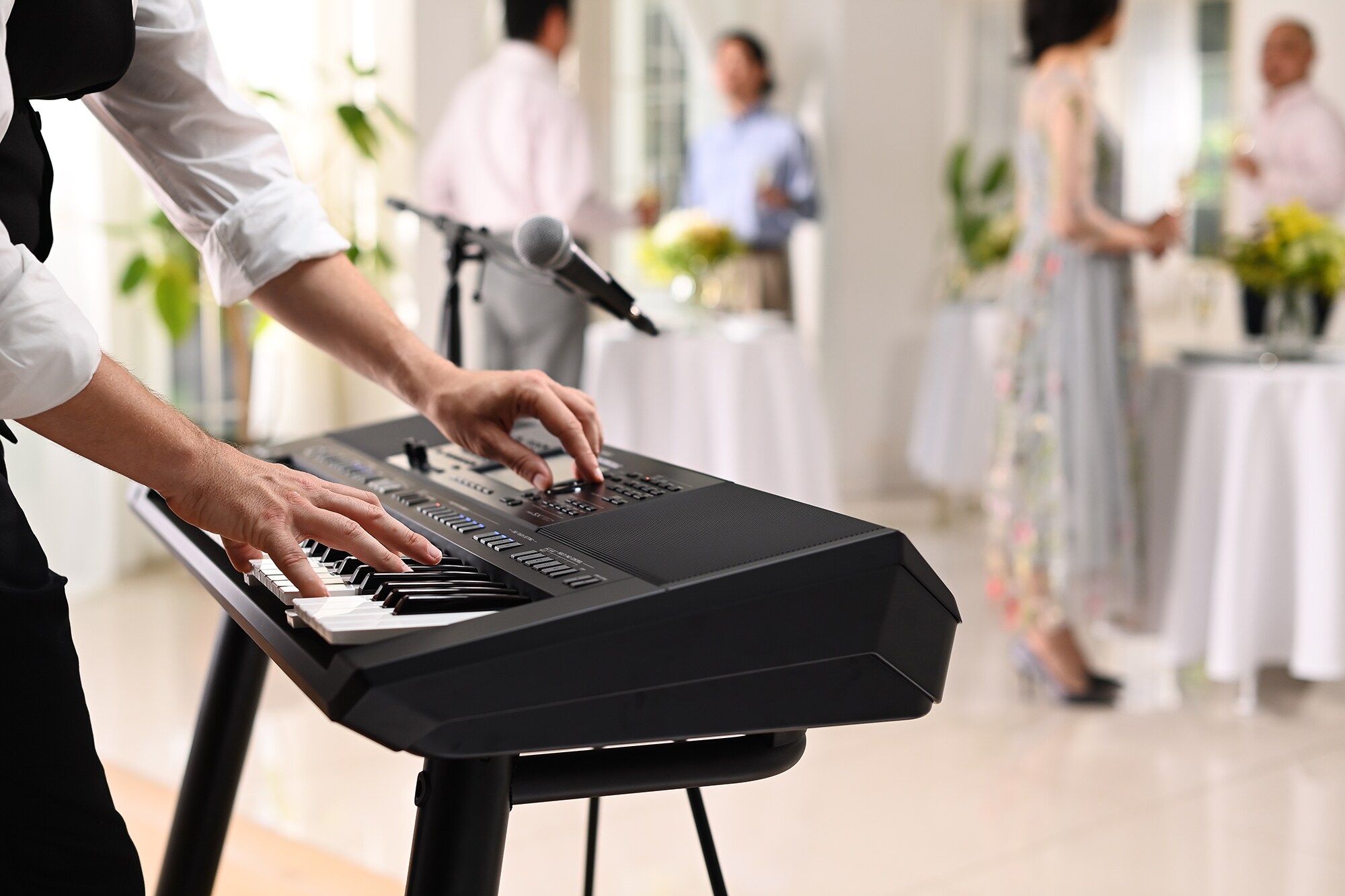 Clavier arrangeur Yamaha PSR-SX720+ utilisé dans un lieu de fête