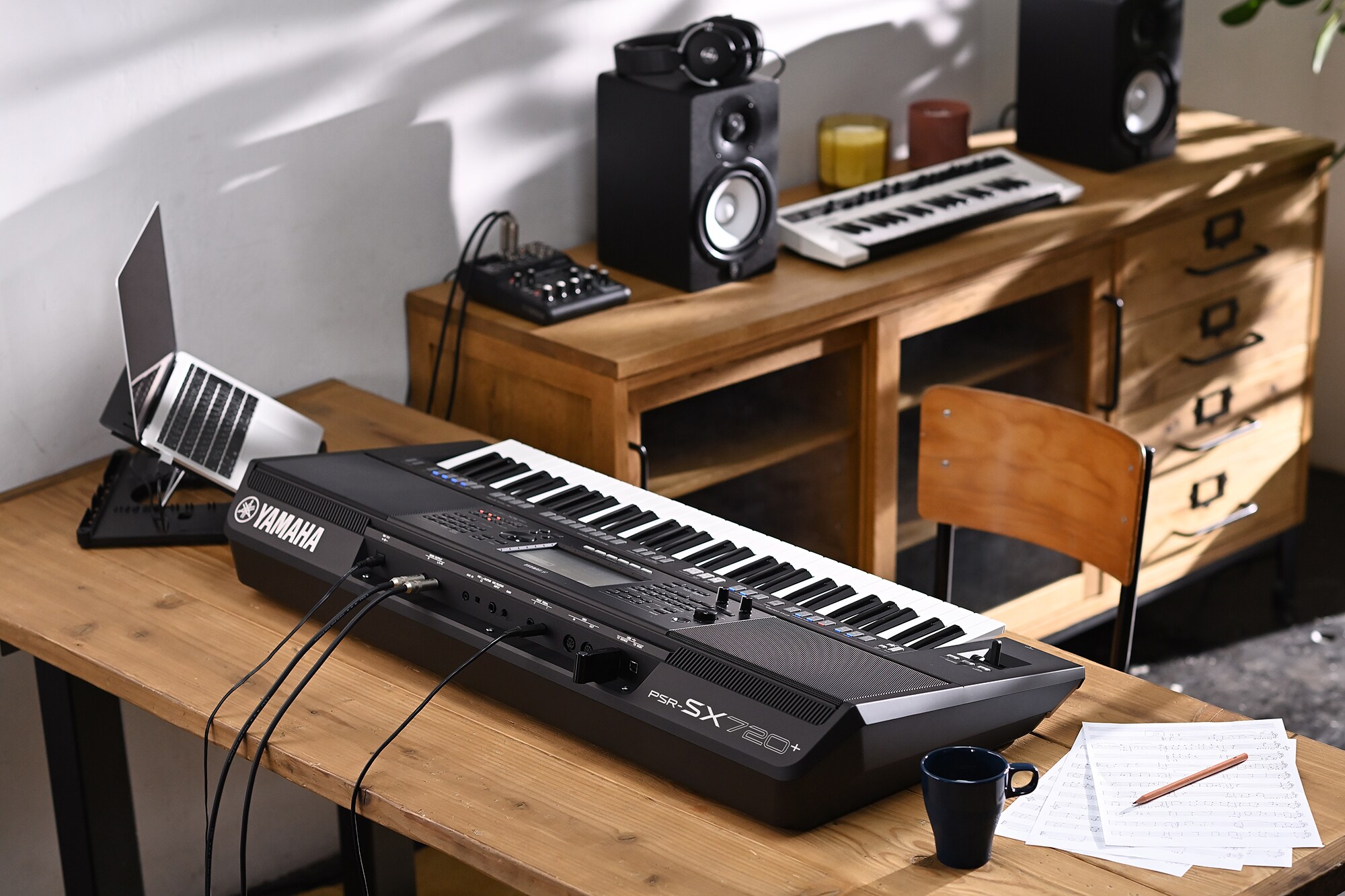 Clavier arrangeur Yamaha PSR-SX720+ sur un bureau