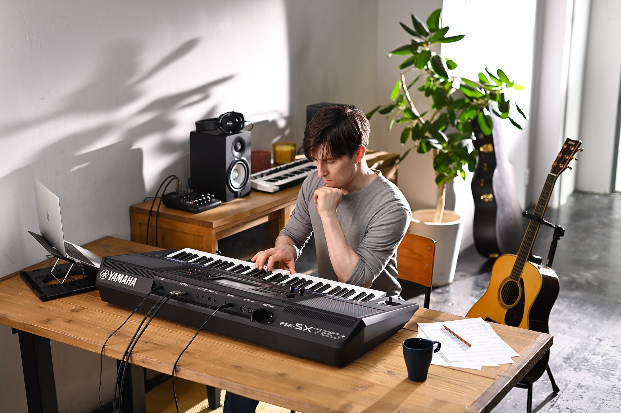Photo d'une personne jouant sur le clavier arrangeur Yamaha PSR-SX720+