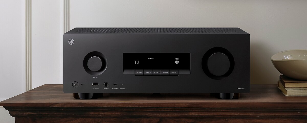 Le RX500A posé sur une étagère marron.