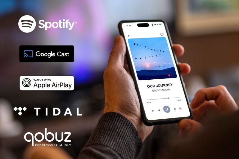 Logos de Spotify, Google Cast, Apple Airplay, TIDAL, Qobuz et un homme utilisant un smartphone pour la lecture de musique.