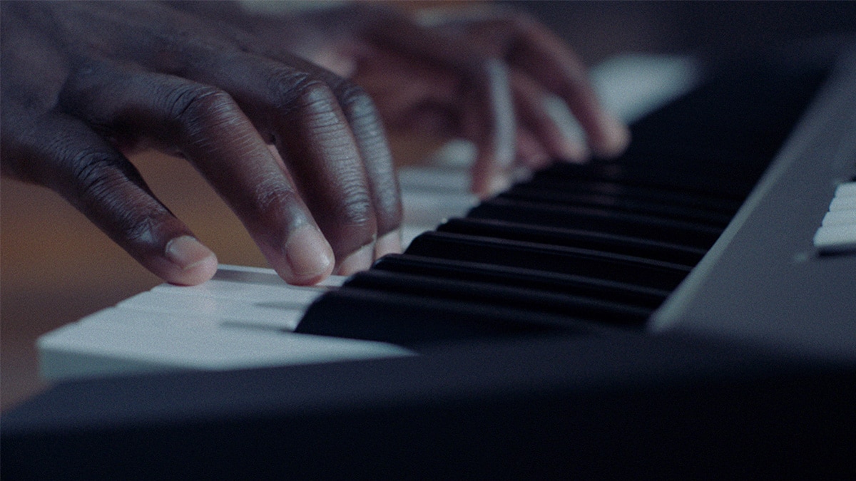 Clavier du PSR-E583 sur lequel une personne joue