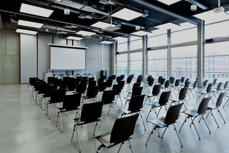 Salle multiusage avec enceintes VXC2P suspendues