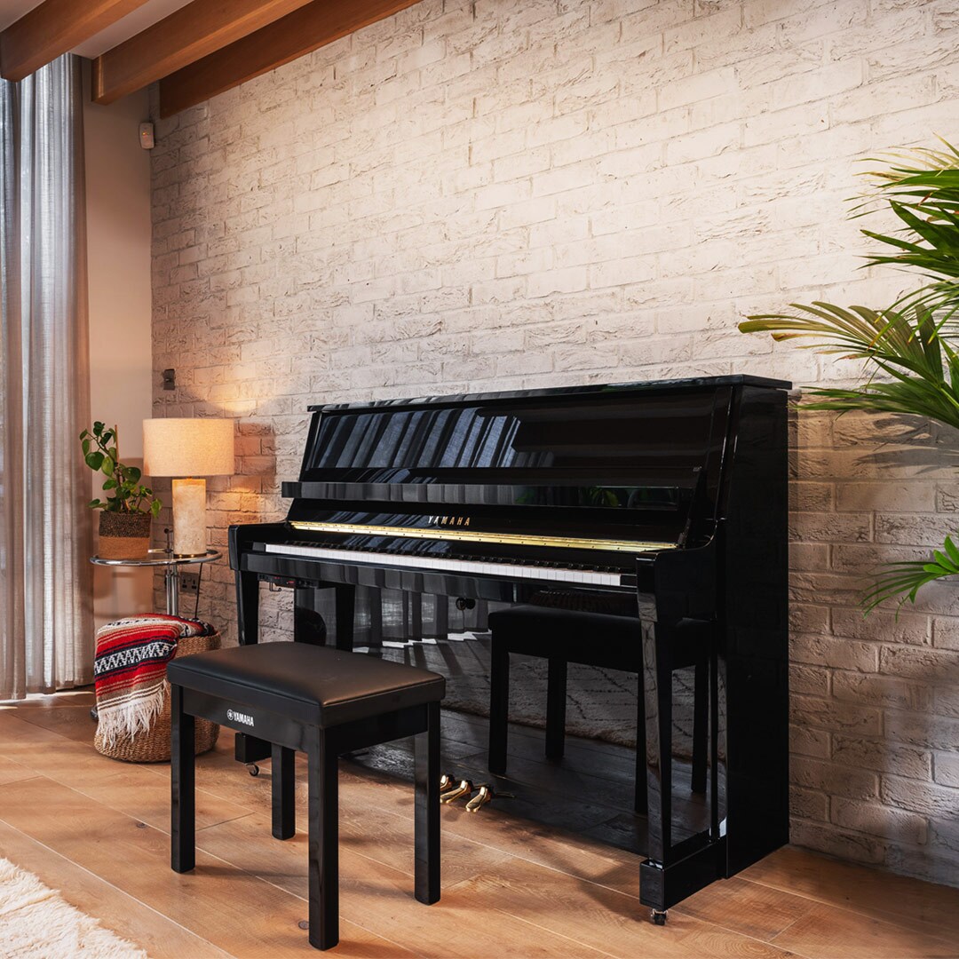 Le piano droit B20 disposé dans le salon