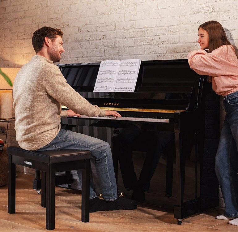 Une mère et sa fille prennent plaisir à jouer sur le piano droit de la série B