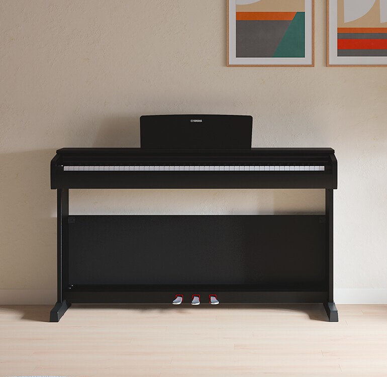 Un salon accueillant un piano ARIUS noir avec des plantes d'intérieur et un canapé, s'intégrant harmonieusement à la décoration.