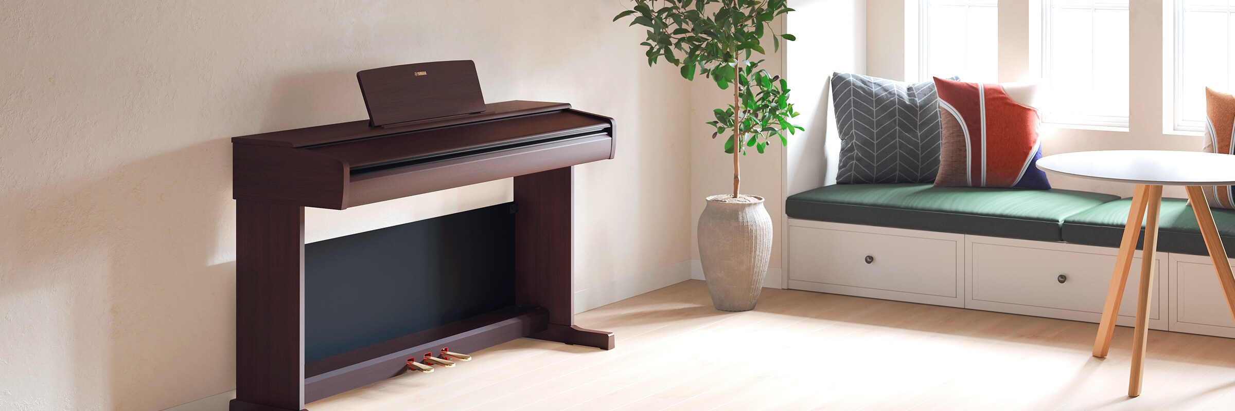 Un piano ARIUS dans un salon avec le couvercle fermé, s'intégrant parfaitement à la décoration