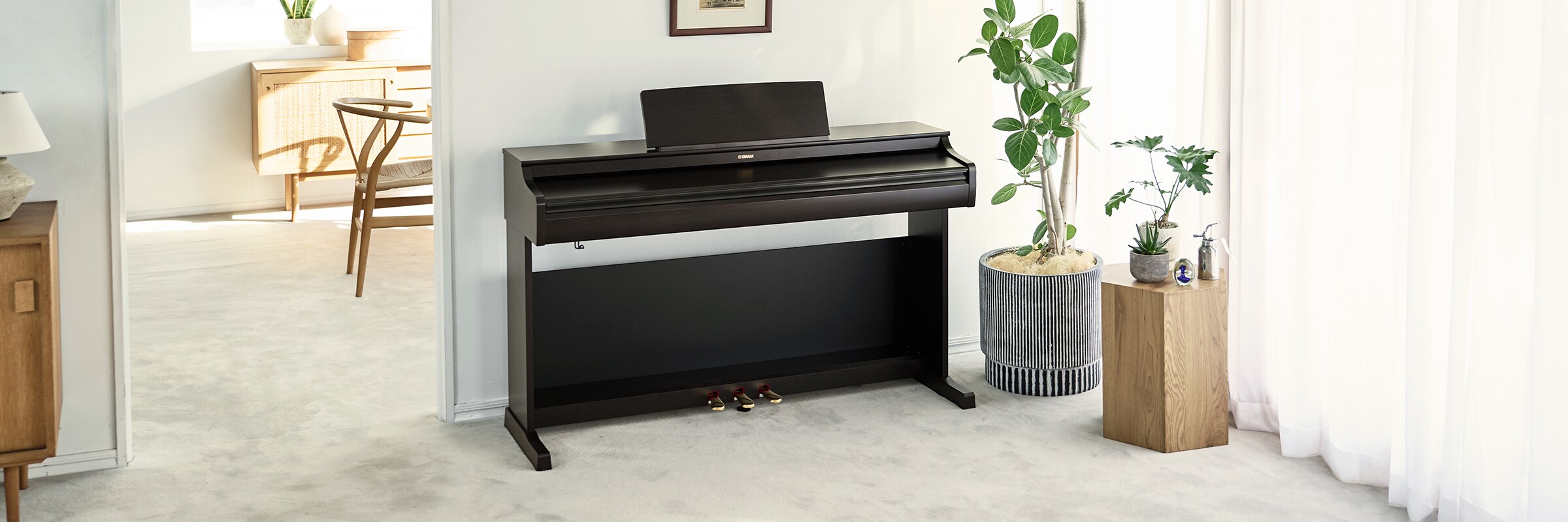 Un piano ARIUS dans un salon avec le couvercle fermé, s'intégrant parfaitement à la décoration