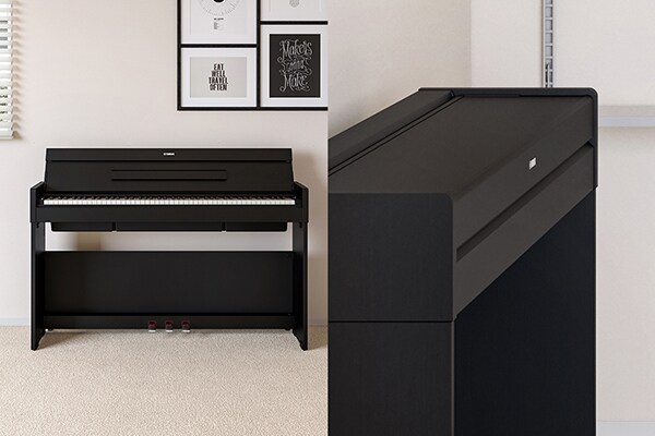 Un piano ARIUS s'intégrant à la décoration d'un salon, et un piano ARIUS au design plus plat et compact grâce à son couvercle fermé