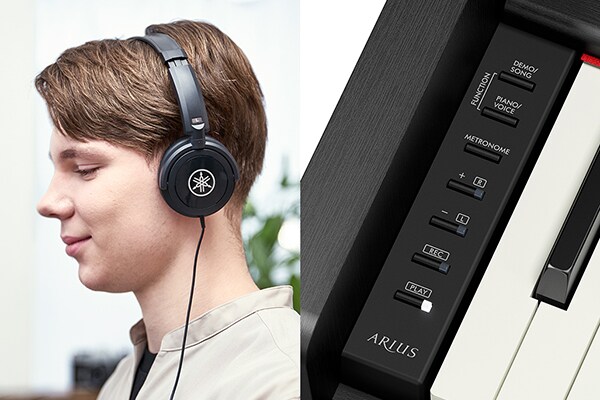 Jeu sur un piano ARIUS avec un casque, et image du panneau de commande