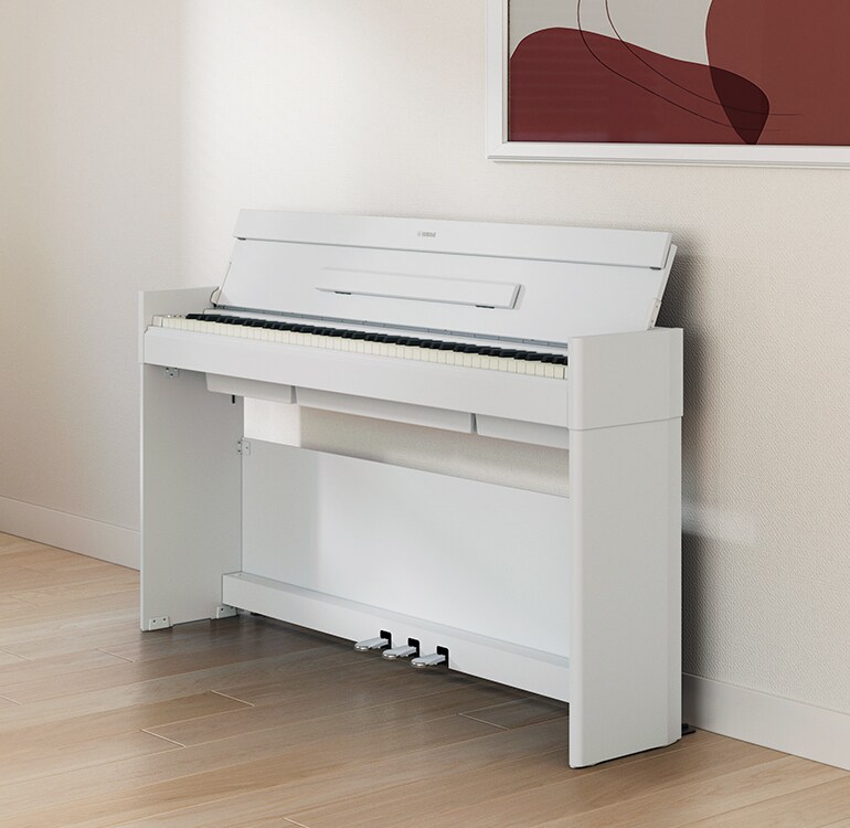 Un salon accueillant un piano ARIUS avec des plantes d'intérieur et un canapé, s'intégrant harmonieusement à la décoration