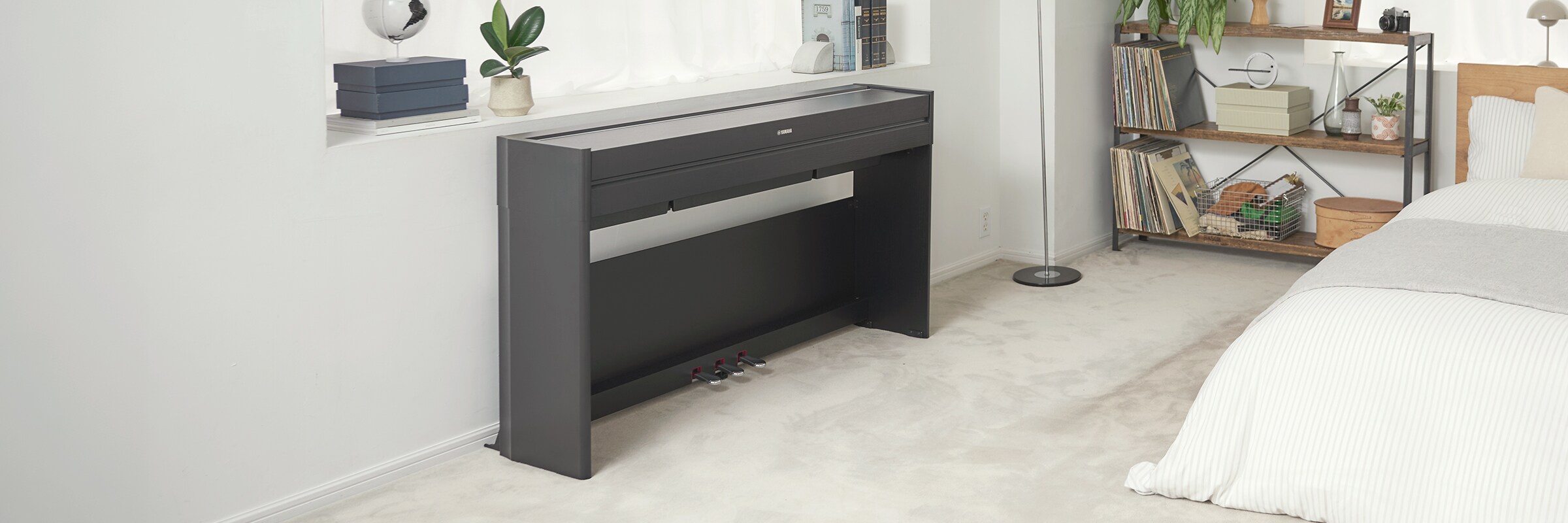 Un piano ARIUS dans une chambre avec le couvercle fermé, s'intégrant parfaitement à la décoration
