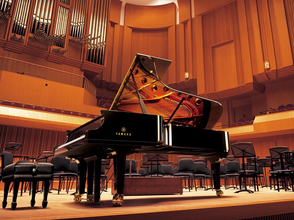 Le piano à queue de concert Yamaha CFX, dont la clarté, l'équilibre sonore et la résonance naturelle sont reproduits par la sonorité CFX des pianos ARIUS.