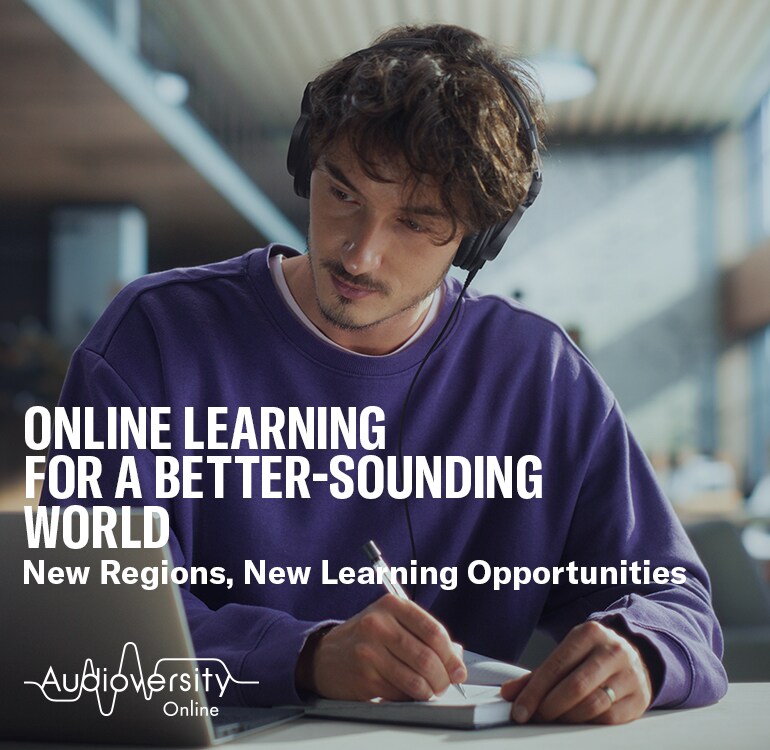 Image clé pour Audioversity Online : un homme concentré sur une séance de formation en ligne.
