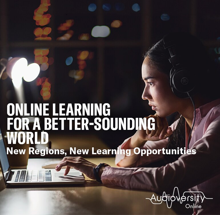 Image clé pour Audioversity Online : une femme concentrée sur une séance de formation en ligne.