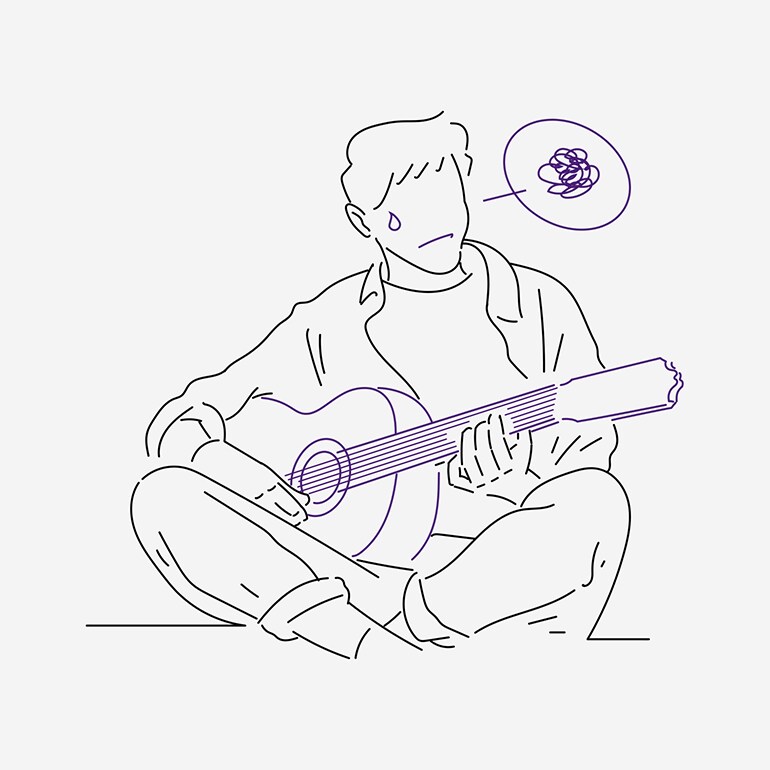 Homme éprouvant des difficultés à jouer de la guitare