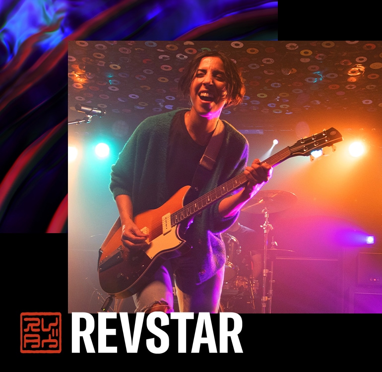 Deux musiciens en concert qui jouent sur des guitares électriques de la série Revstar